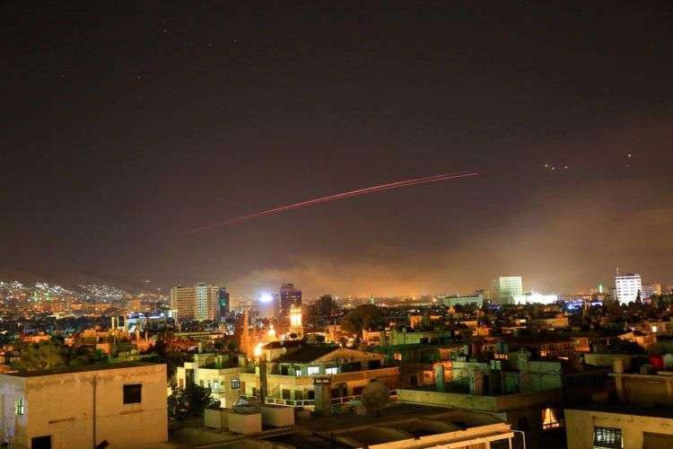 Fuego antiaéreo cruza el cielo de Damasco como defensa a un ataque estadounidense sobre la capital siria en la madrugada del sábado 14 de abril. Foto: Hassan Ammar / AP.