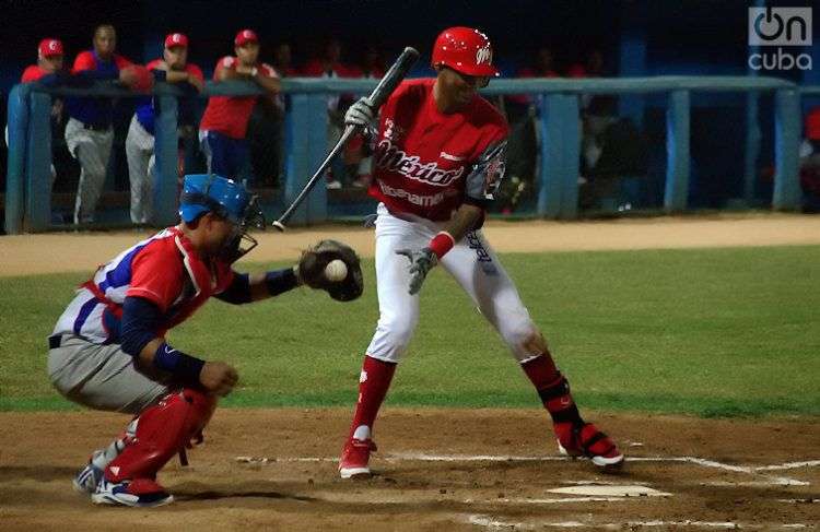 Alexei Ramírez batea frente al equipo Occidentales de Cuba. Foto: Otmaro Rodríguez.