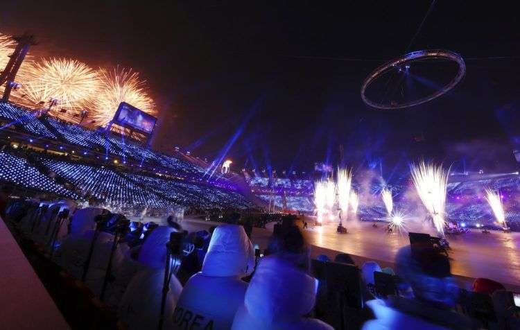 Los juegos pirotécnicos estallan durante la ceremonia de inauguración de los Juegos Olímpicos de 2018, en Pyeongchang, Corea del Sur, el viernes 9 de febrero de 2018. Foto: Clive Mason / Pool vía AP.