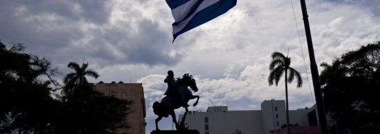 Bandera cubana ondea a media asta cerca de la estatua de José Martí. Foto: Ramón Espinosa/AP/Archivo.