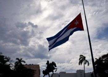 Bandera cubana ondea a media asta cerca de la estatua de José Martí al inicio de dos días de luto en Cuba, el 19 de mayo de 2018. Foto: Ramón Espinosa / AP.
