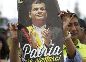 Simpatizantes del expresidente ecuatoriano Rafael Correa se reúnen para despedirlo antes de que se mude a Bélgica con su familia desde Quito, Ecuador, en julio de 2017. Foto: Dolores Ochoa / AP.