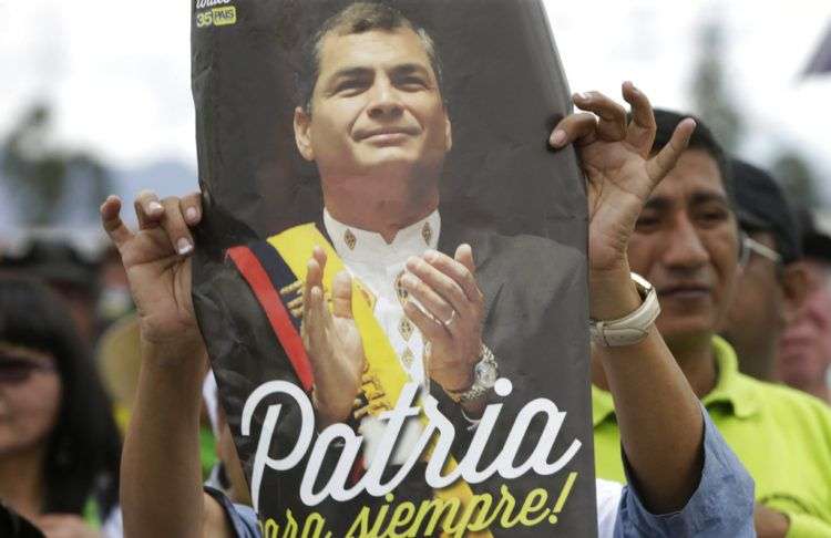 Simpatizantes del expresidente ecuatoriano Rafael Correa se reúnen para despedirlo antes de que se mude a Bélgica con su familia desde Quito, Ecuador, en julio de 2017. Foto: Dolores Ochoa / AP.