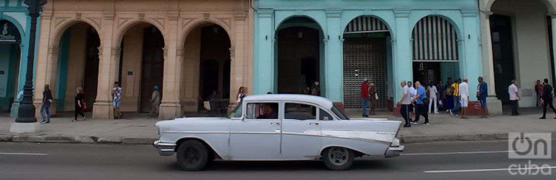 Exterior de varios edificios de la calle Prado, frente al Capitolio de La Habana. Foto: Otmaro Rodríguez.