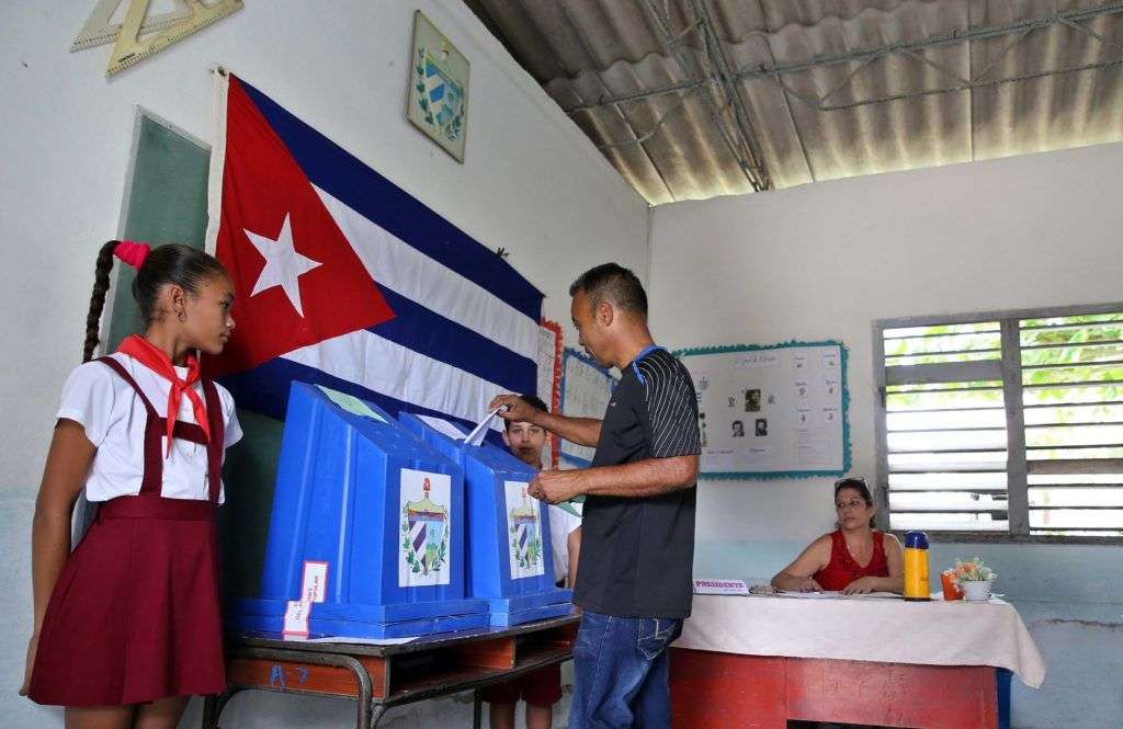 Según datos preliminares, en las elecciones de este domingo en Cuba votó el 82,9 % de los electores. Foto: Alejandro Ernesto / EFE.