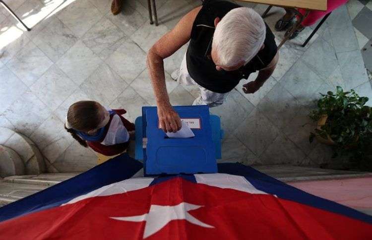 Elecciones municipales en un colegio electoral de La Habana. Foto: Alejandro Ernesto / EFE/Archivo