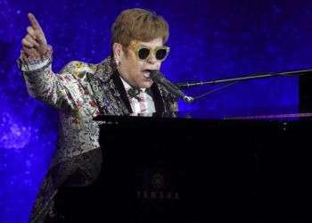 Elton John canta antes de anunciar su gira final el 24 de enero del 2018 en Nueva York. Foto: Evan Agostini / Invision / AP.