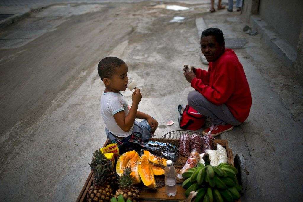 Un vendedor ambulante de frutas y verduras en La Habana. Foto: Ramón Espinosa / AP.