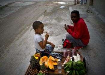 Un vendedor ambulante de frutas y verduras en La Habana. Foto: Ramón Espinosa / AP.