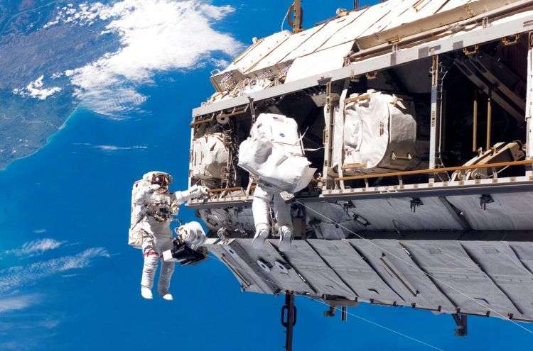 El astronauta estadounidense Robert L. Curbeam Jr. (izq) y el astronauta de la Agencia Espacial Europea Christer Fuglesang participan en una caminata espacial al construir la Estación Espacial Internacional el 12 de diciembre de 2006. Foto: NASA vía AP.