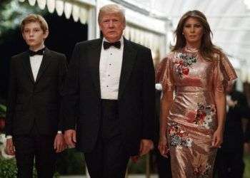 El presidente Donald Trump llega a fiesta de Año Nuevo en su resort Mar-a-Lago con la primera dama, Melania Trump, y el hijo de ambos, Barron. Palm Beach, Florida. Foto: Evan Vucci / AP.