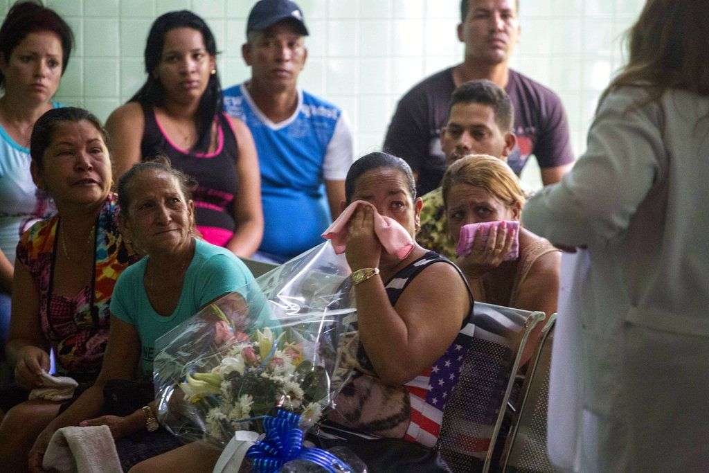 Familiares de pasajeros que fallecieron en el accidente de aviación en Cuba aguardan para identificar los restos de sus seres queridos. Foto: Desmond Boylan / AP / Archivo.