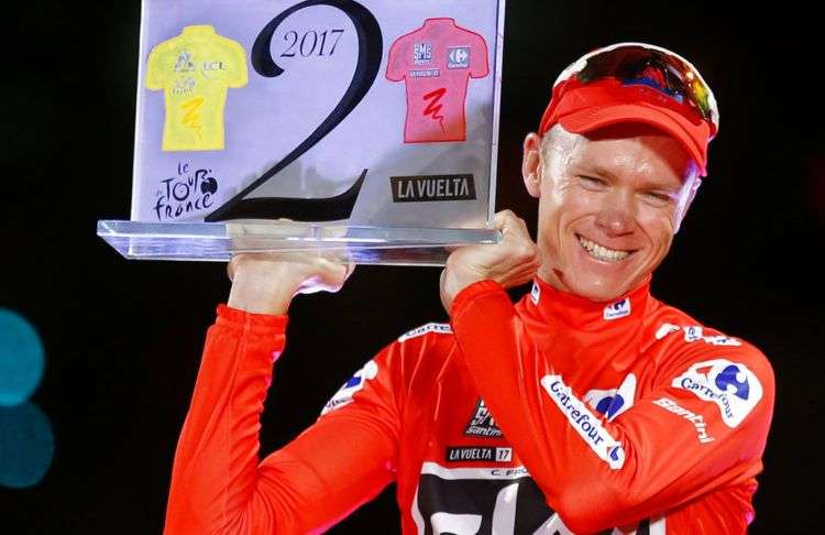 El ciclista británico Chris Froome celebra su triunfo en la Vuelta a España en el podio final, en Madrid. Foto: Francisco Seco / AP.
