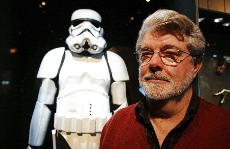 George Lucas posa frente a un Stormtrooper en el Museo de Ciencia en Boston, previo a la inauguración de la muestra "Star Wars: Where Science Meets Imagination". Foto: Winslow Townson / AP.