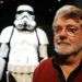 George Lucas posa frente a un Stormtrooper en el Museo de Ciencia en Boston, previo a la inauguración de la muestra "Star Wars: Where Science Meets Imagination". Foto: Winslow Townson / AP.