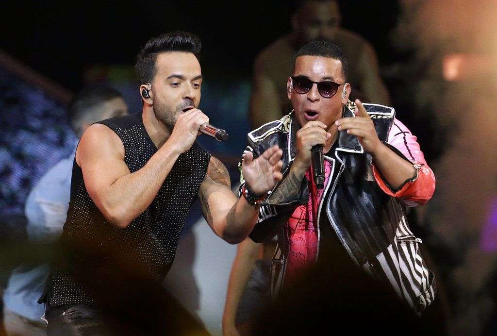 Luis Fonsi, a la izquierda, y Daddy Yankee cantan en la ceremonia de los Premios Billboard de la Música Latina en Coral Gables, Florida, el 27 de abril de 2017. Los creadores de "Despacito" volverán a interpretar juntos el tema en vivo, esta vez en la ceremonia de los premios Grammy hoy en el Madison Square Garden en Nueva York. Foto: Lynne Sladky / AP.