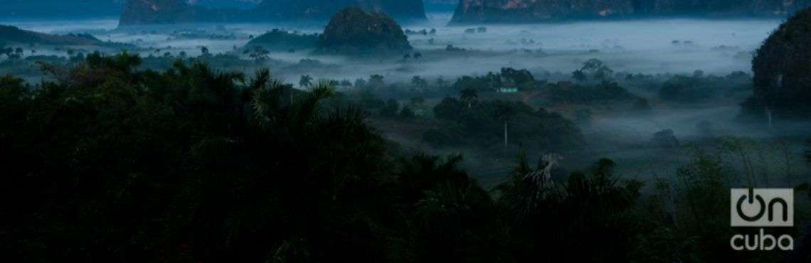 Para muchos pasantes, es solo un valle lindo que se cubre de neblina al amanecer, con un manto a media altura, entre los mogotes más empinados. Foto: Guillermo Seijo.