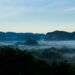 Para muchos pasantes, es solo un valle lindo que se cubre de neblina al amanecer, con un manto a media altura, entre los mogotes más empinados. Foto: Guillermo Seijo.