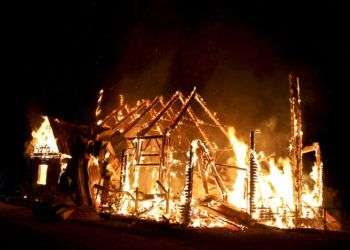 Un incendio devora la iglesia de la Virgen de la Candelaria en Calafquén, Chile, el sábado 20 de enero de 2018. Foto: Jonathan Chandia / AP.