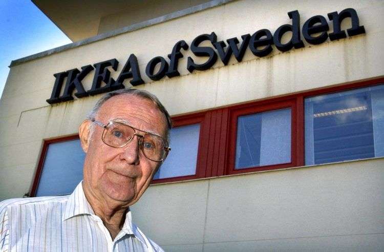 Ingvar Kamprad, fundador de la cadena internacional de tiendas de muebles IKEA; ante la sede de la compañía en Almhult, Suecia, en agosto de 2002. Foto: Claudio Bresciani / TT vía AP.