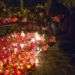 Las personas encienden velas en un homenaje improvisado a las víctimas de un incendio en un centro comercial en la ciudad siberiana de Kemerovo, en Rusia. Foto: Sergei Gavrilenko / AP.