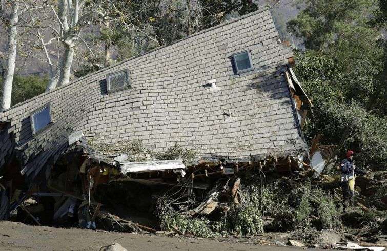 Socorristas revisan un área cerca de casas dañadas por tormentas en Montecito, California. Foto: Marcio José Sánchez / AP.