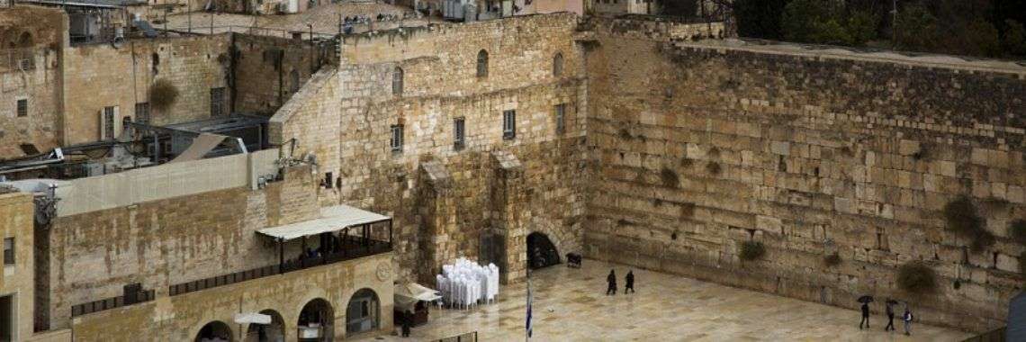 Una vista del Muro Occidental y la Cúpula de la Roca, dos de los lugares más sagrados para judíos y musulmanes, en el Barrio Viejo de Jerusalén. Foto: Oded Balilty / AP.