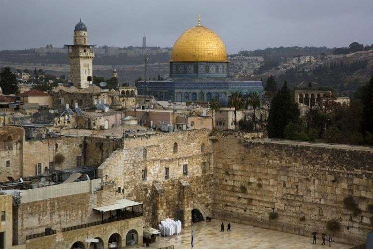 Una vista del Muro Occidental y la Cúpula de la Roca, dos de los lugares más sagrados para judíos y musulmanes, en el Barrio Viejo de Jerusalén. Foto: Oded Balilty / AP.