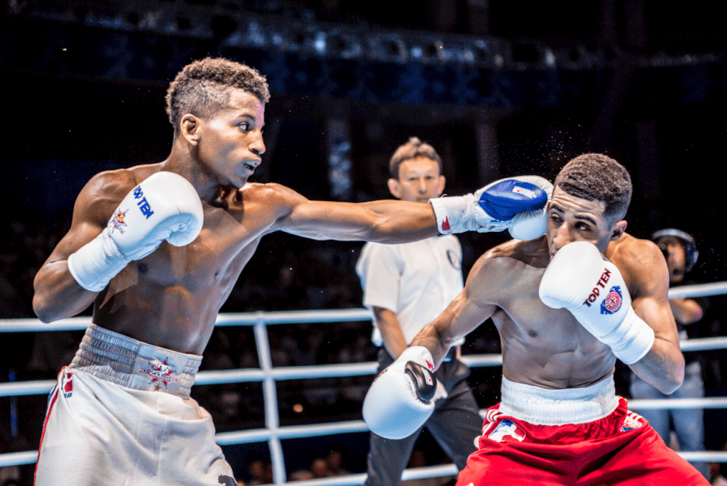 Johanys Argilagos, izquierda, peleando con el británico Galal Yafai. Foto: AIBA.