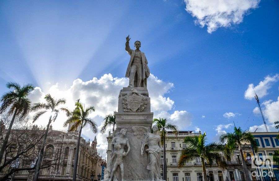 Estatua de José Martí en el Parque Central, La Habana Vieja. Foto: Kaloian.