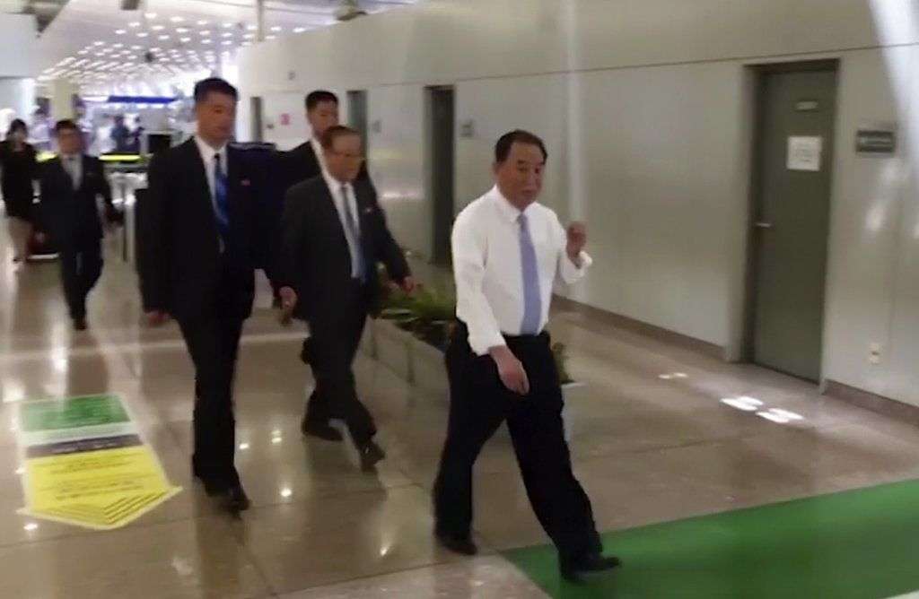 En esta imagen tomada de un video, Kim Yong Chol (con camisa), exjefe de inteligencia militar que ahora es el máximo responsable de relaciones intercoreanas para Kim Jong Un, camina por el aeropuerto de Beijing, China, el 29 de mayo de 2018. Foto: AP.