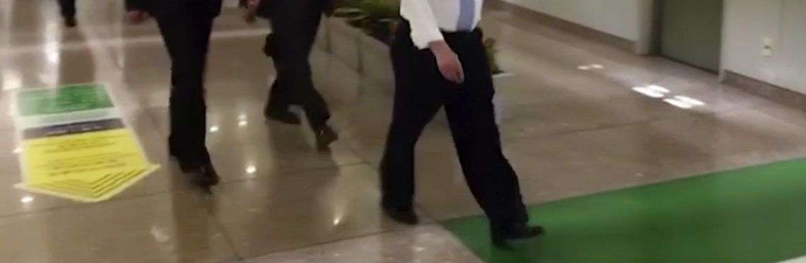 En esta imagen tomada de un video, Kim Yong Chol (con camisa), exjefe de inteligencia militar que ahora es el máximo responsable de relaciones intercoreanas para Kim Jong Un, camina por el aeropuerto de Beijing, China, el 29 de mayo de 2018. Foto: AP.