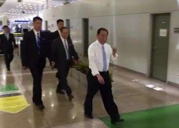 En esta imagen tomada de un video, Kim Yong Chol (con camisa), exjefe de inteligencia militar que ahora es el máximo responsable de relaciones intercoreanas para Kim Jong Un, camina por el aeropuerto de Beijing, China, el 29 de mayo de 2018. Foto: AP.