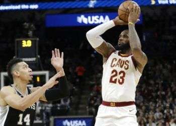 LeBron James (23) dispara y anota. La anotación dejó a James con 30,000 puntos en su carrera. Foto: Eric Gay AP.
