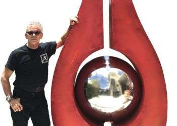 Fotografía promocional cedida donde aparece el escultor cubano-estadounidense Armando Pérez Alemán junto a su escultura "Longina I". Foto: EFE / Cortesía Armando Pérez Alemán.