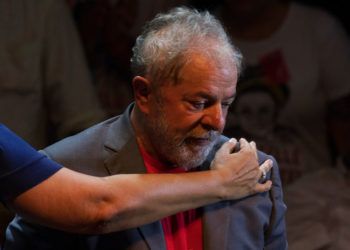 El expresidente de Brasil Luiz Inácio Lula da Silva recibe un abrazo durante un acto de campaña con miembros de su Partido de los Trabajadores y otros líderes de izquierdas en Río de Janeiro, el 2 de abril de 2018. Pese a encontrarse ahora en prisión, Lula es el favorito para las presidenciales de octubre. Foto: Leo Correa / AP.