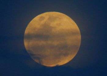 El triple fenómeno de la superluna, la luna azul y el eclipse lunar total visto desde Legazpi, 340 kilómetros al sureste de Manila, Filipinas, miércoles 31 de enero. Foto: Bullit Marquez / AP.