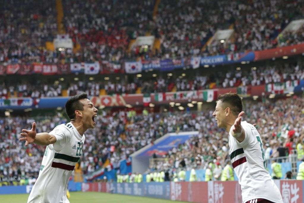 Javier Hernandez (derecha) festeja el segundo gol de México junto a Hirving Lozano en el partido contra Corea del Sur por el Grupo F del Mundial, en Rostov, Rusia. Foto: Lee Jin-man/AP.