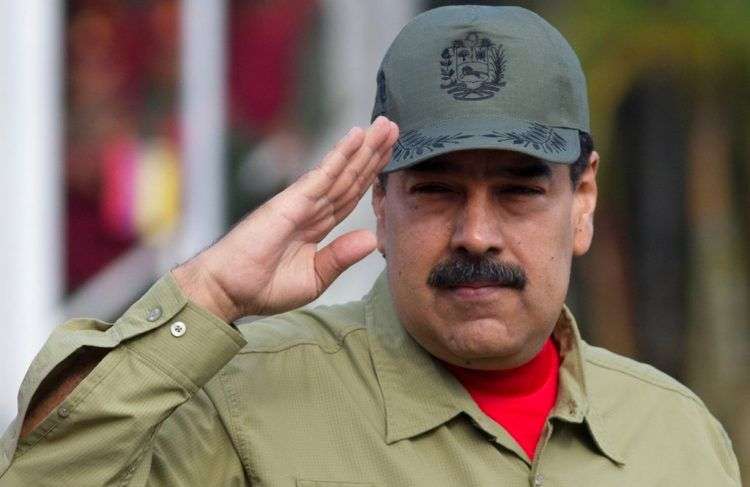 El presidente venezolano Nicolás Maduro saluda a su llegada al desfile militar para conmemorar el 16to aniversario del regreso al poder del fallecido presidente Hugo Chávez tras un golpe de Estado fallido en 2002. Foto: Foto: Ariana Cubillos / AP.