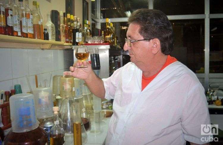 Javier sueña con un ron de 50 años, una bebida añejada que quizás nunca vea. Foto: Glendy Hernández.