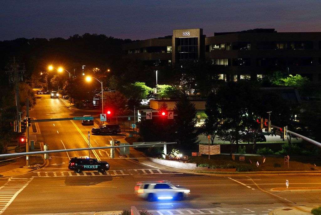 Un vehículo de emergencia bloquea una vía que lleva a la sede del periódico The Capital Gazette, donde un atacante armado mató a cinco personas e hirió a otras dos, en la madrugada del 29 de junio de 2018, en Annapolis, Maryland. Foto: Patrick Semansky / AP.