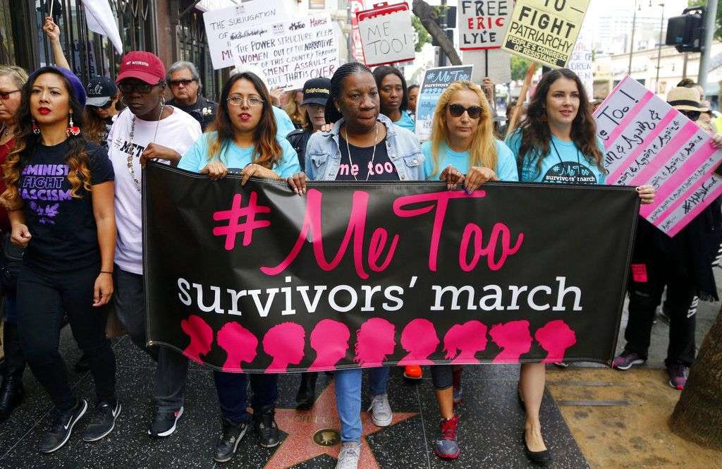 Manifestantes marchan contra el acoso y el abuso sexual en la marcha #MeToo en la sección de Hollywood. Foto: Damian Dovarganes / AP.