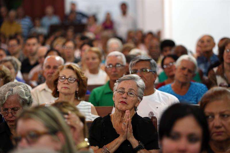 Decenas de personas asisten a una misa celebrada el martes 22 de mayo de 2018, en la Catedral de la ciudad de Holguín, en homenaje a las personas fallecidas en el desastre aéreo del pasado viernes en La Habana. Foto: Alejandro Ernesto / EFE.