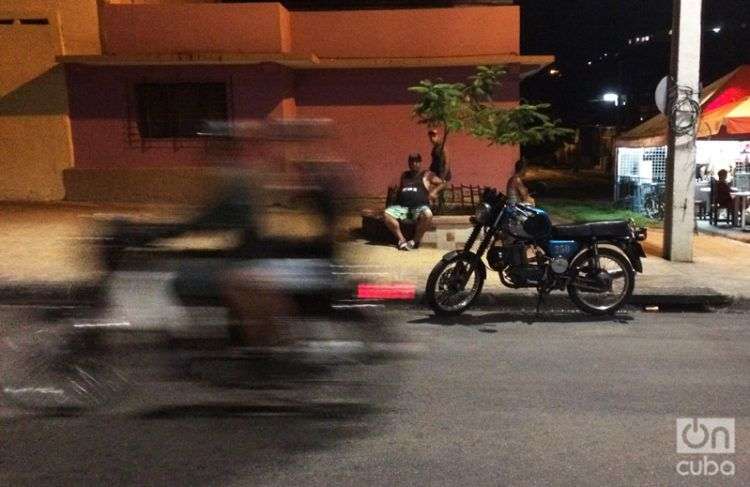 Santiago de Cuba se convirtió en la ciudad de las motos, y hoy a cualquier hora del día están disponibles, con carreras que varían entre 10 y 20 pesos. Foto: Emmanuel Martín.