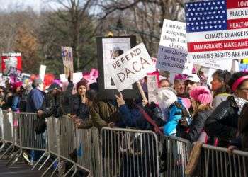 Las personas se reúnen en Central Park mientras esperan el comienzo de una marcha que exige igualdad de derechos para las mujeres y protesta contra las posturas y políticas del presidente Donald Trump el sábado 20 de enero de 2018 en Nueva York. Foto: Craig Ruttle / AP.