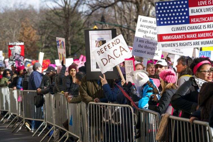 Las personas se reúnen en Central Park mientras esperan el comienzo de una marcha que exige igualdad de derechos para las mujeres y protesta contra las posturas y políticas del presidente Donald Trump el sábado 20 de enero de 2018 en Nueva York. Foto: Craig Ruttle / AP.