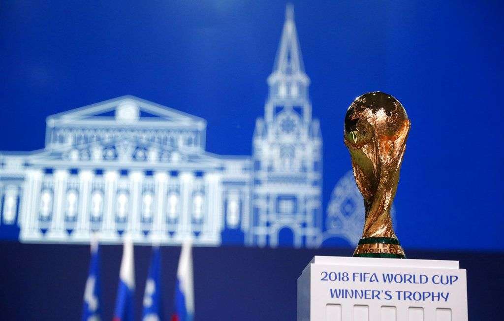 El trofeo de la Copa del Mundo es desplegado durante el Congreso de la FIFA en la víspera de la inauguración del torneo en Moscú, Rusia, el miércoles 13 de junio de 2018. Foto: Pavel Golovkin / AP.