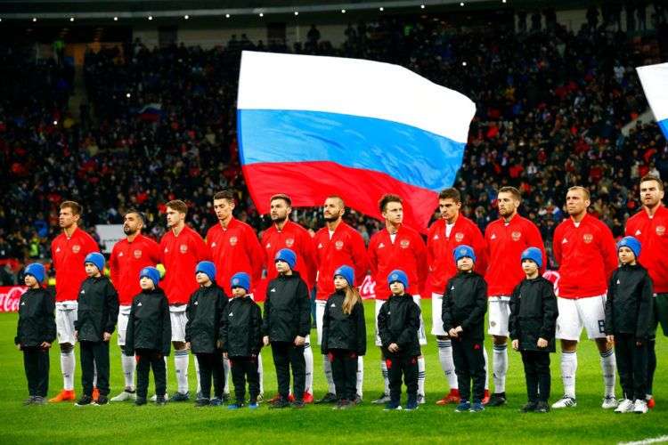 Los jugadores de la selección de Rusia previo al inicio de un partido amistoso contra Brasil en Moscú. Foto: Alexander Zemlianichenko / AP.