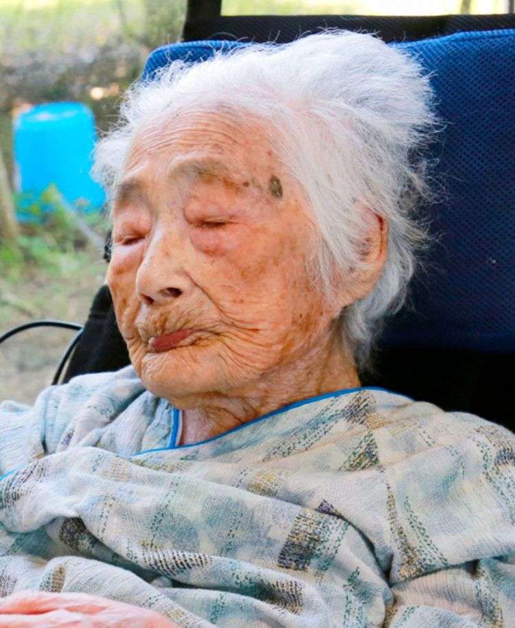 La imagen de septiembre de 2015 muestra a la japonesa Nabi Tajima, la mujer más longeva del mundo. Tajima murió a los 117 años en un hospital el sábado 21 de abril, en el poblado de Kikai, sur de Japón. Foto: Kikai Town / Kyodo News via AP.