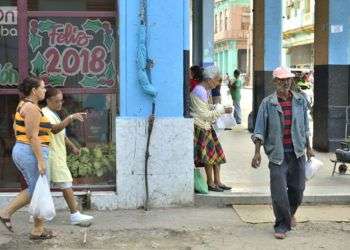 Carteles alegóricos al fin de año en una céntrica calle de La Habana. Foto: Otmaro Rodríguez.